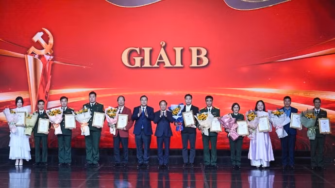 Đồng chí Trịnh Văn Quyết, Ủy viên Bộ Chính trị, Bí thư Trung ương Đảng, Trưởng Ban Tuyên giáo và Dân vận Trung ương và đồng chí Phạm Gia Túc, Ủy viên Bộ Chính trị, Bí thư Trung ương Đảng, Chánh Văn phòng Trung ương Đảng trao giải B tặng các tác giả, nhóm tác giả. (Ảnh: DUY LINH)