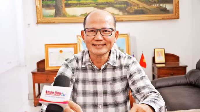 Nhà nghiên cứu Uch Leang, Viện Hàn lâm Hoàng gia Campuchia