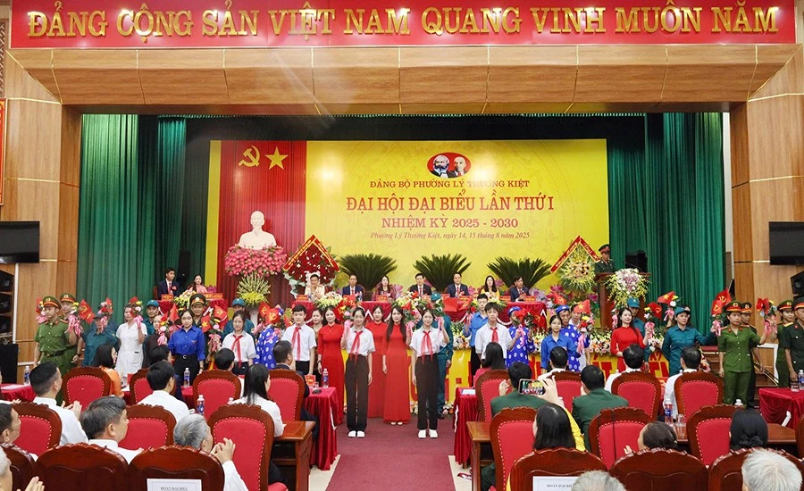 Đoàn Đại biểu các tầng lớp Nhân dân chúc mừng Đại hội phường Lý Thường Kiệt.