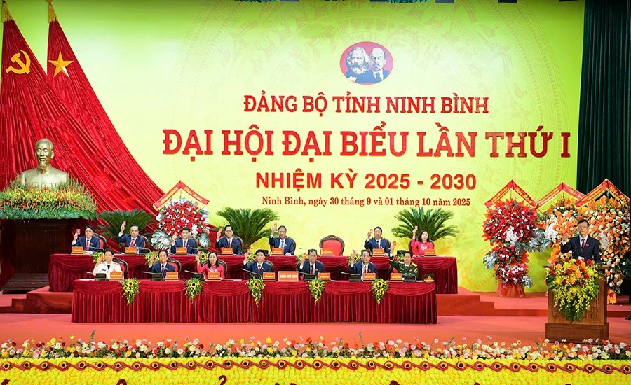 Đoàn Chủ tịch Đại hội.