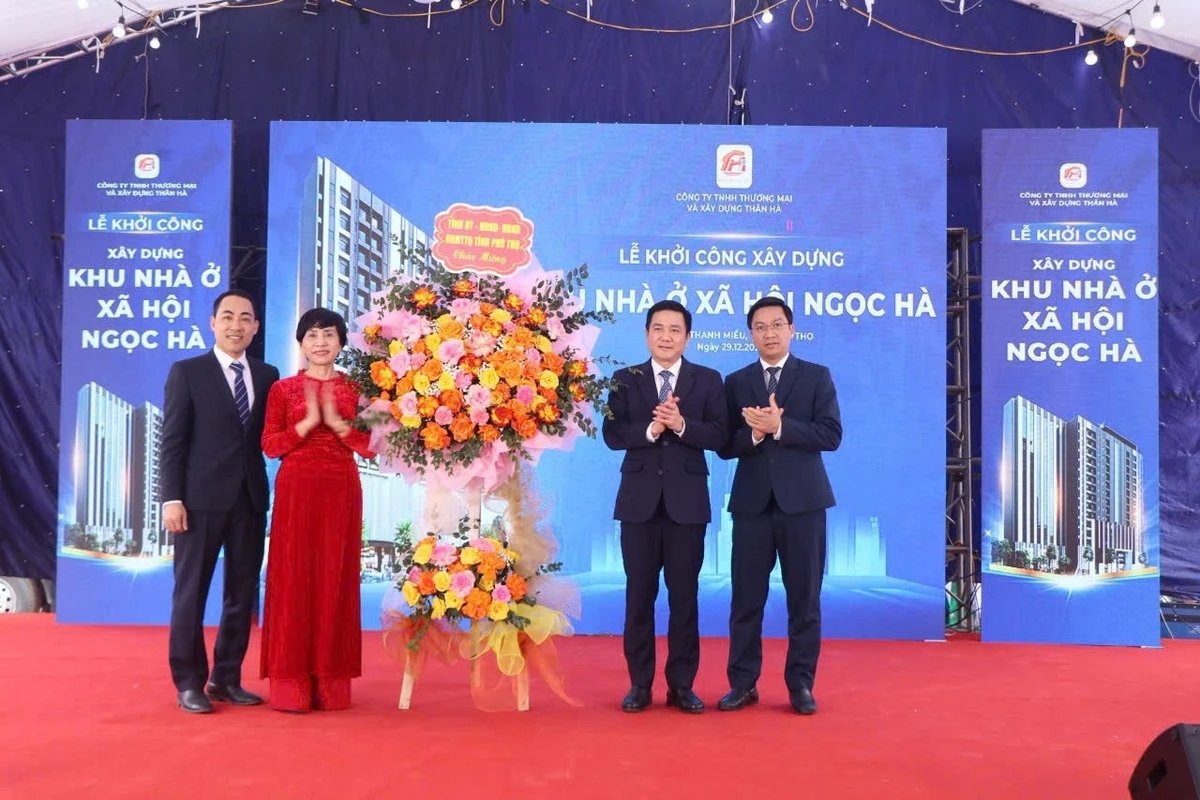 Lãnh đạo tỉnh Phú Thọ chúc mừng chủ đầu tư dự án.