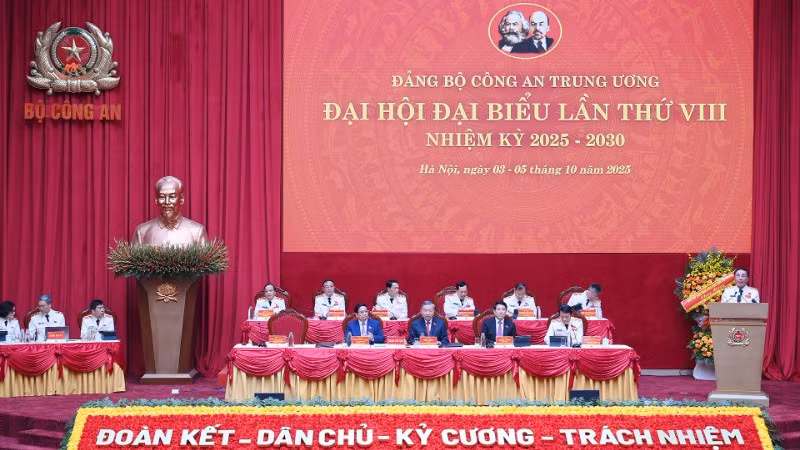 Tổng Bí thư Tô Lâm, Chủ tịch nước Lương Cường, Thủ tướng Chính phủ Phạm Minh Chính và các đồng chí trong Đoàn Chủ tịch điều hành Đại hội. (Ảnh: ĐĂNG KHOA) 