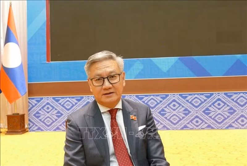 Bộ trưởng Ngoại giao Lào Thongsavanh Phomvihane trả lời phỏng vấn phóng viên của Thông tấn xã Việt Nam tại Lào. (Ảnh: Xuân Tú/PV TTXVN tại Lào)