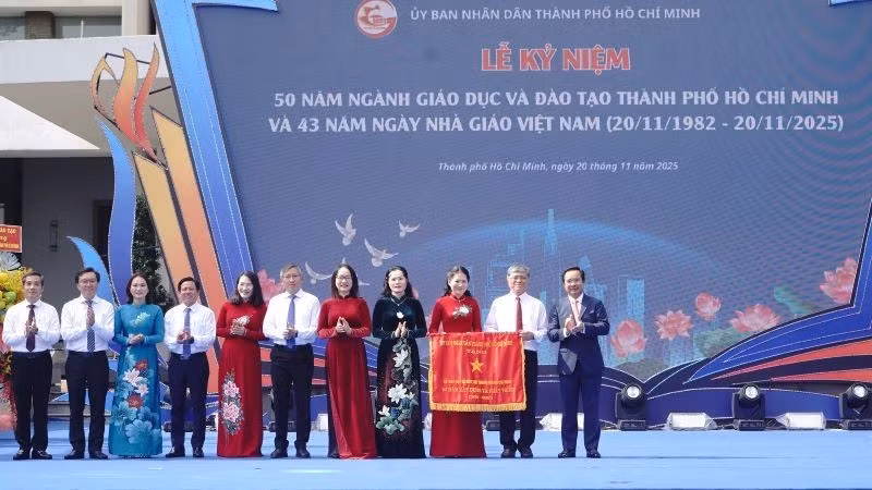Ủy ban nhân dân Thành phố Hồ Chí Minh trao tặng Cờ truyền thống cho Sở Giáo dục và Đào tạo Thành phố Hồ Chí Minh. 