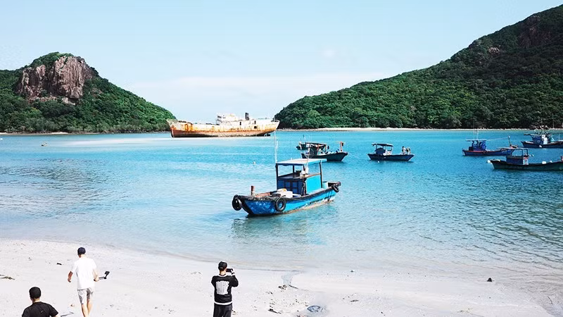 Vẻ đẹp của Đặc khu Côn Đảo là hòa quyện giữa những hoang sơ của thiên nhiên và giá trị văn hóa sâu sắc. 