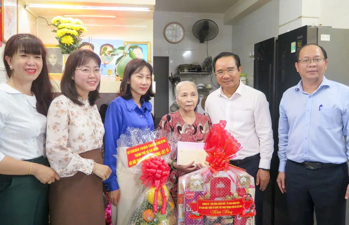 Ủy viên Trung ương Đảng, Chủ tịch Ủy ban nhân dân Thành phố Hồ Chí Minh Nguyễn Văn Được thăm gia đình chính sách trên địa bàn.