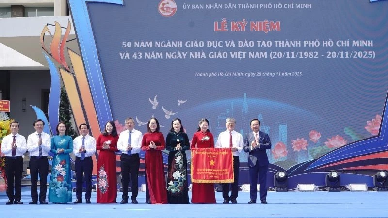 Ủy ban nhân dân Thành phố Hồ Chí Minh trao tặng Cờ truyền thống cho Sở Giáo dục và Đào tạo Thành phố Hồ Chí Minh.