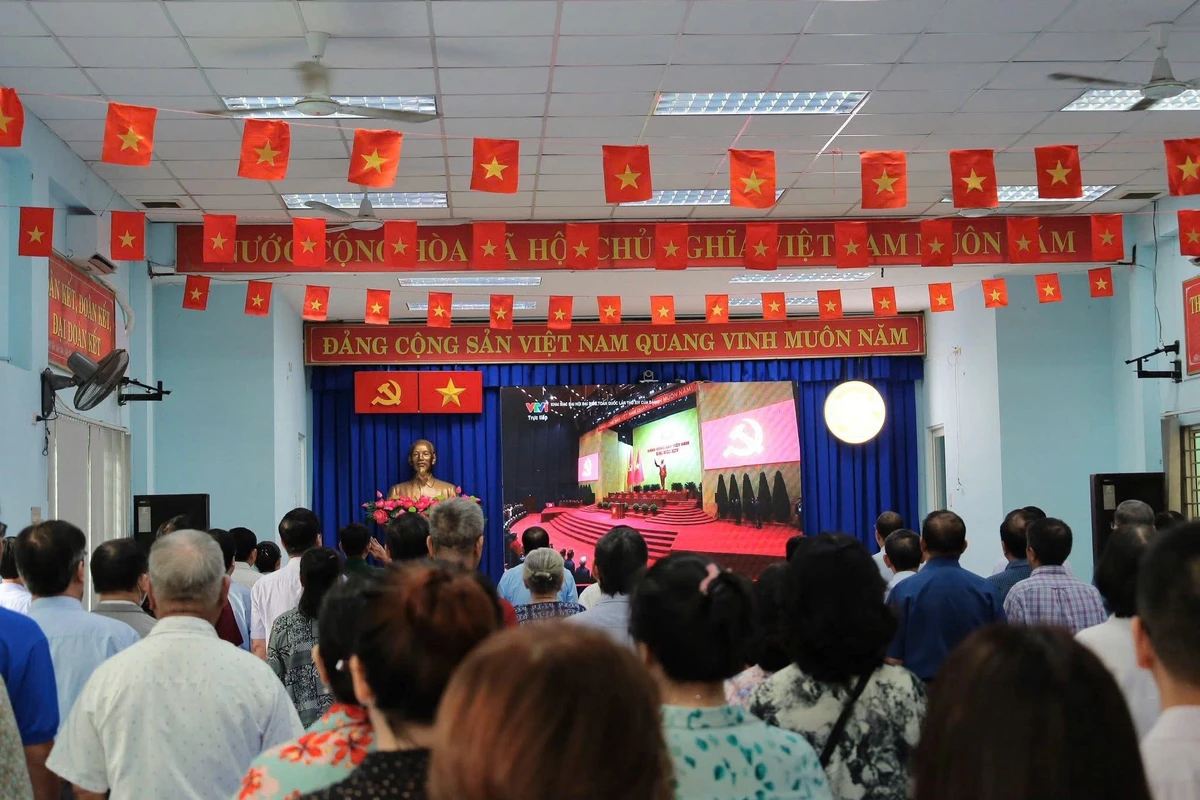 Cán bộ, đảng viên phường Bình Lợi Trung theo dõi truyền hình trực tiếp phiên khai mạc Đại hội đại biểu toàn quốc lần thứ XIV của Đảng tại Nhà văn hóa Ủy ban nhân dân phường.