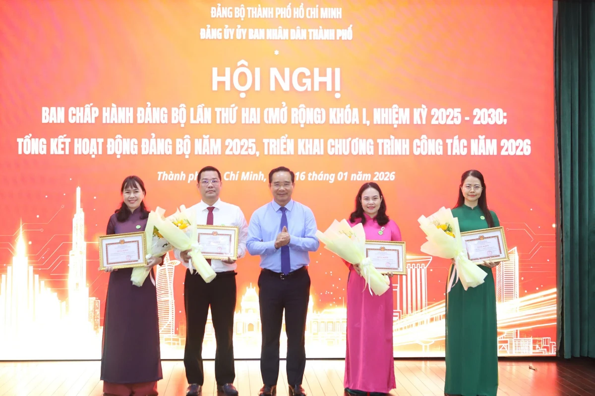 Đảng ủy Ủy ban nhân dân thành phố đã khen thưởng các tập thể có thành tích xuất sắc năm 2025.