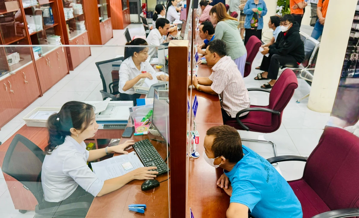 Người dân được hỗ trợ tận tình khi thực hiện các thủ tục hành chính tại các Trung tâm Phục vụ hành chính công trên địa bàn.