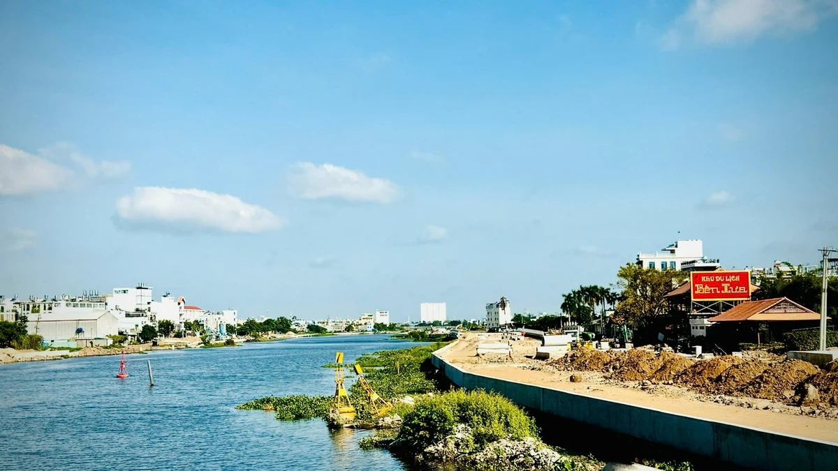 Phường có lợi thế sở hữu 11km bờ sông Sài Gòn, là điều kiện thuận lợi để phát triển du lịch, thương mại.