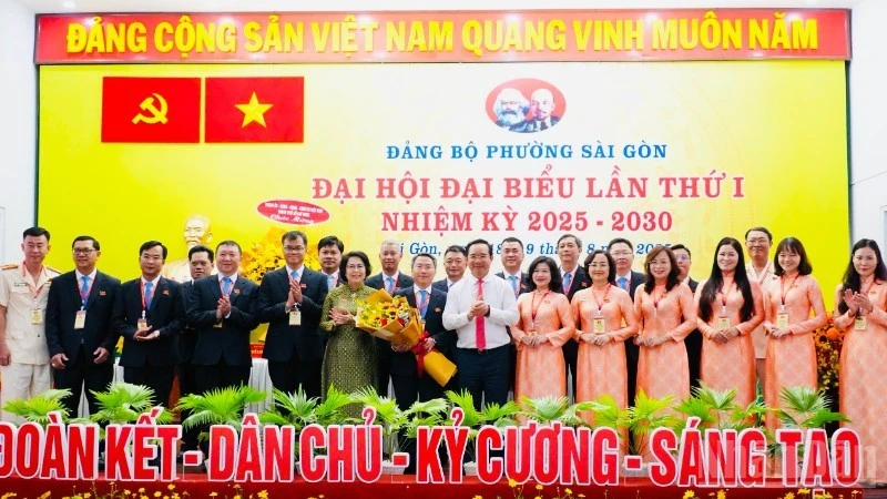 Lãnh đạo thành phố chúc mừng Ban Chấp hành nhiệm kỳ mới của Đảng bộ phường Sài Gòn.