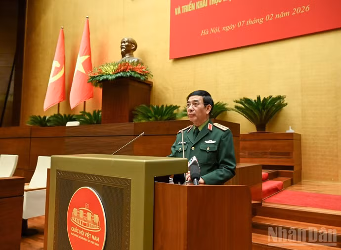 Đồng chí Đại tướng Phan Văn Giang, Ủy viên Bộ Chính trị, Bộ trưởng Quốc phòng truyền đạt chuyên đề tại hội nghị. (Ảnh: DUY LINH)