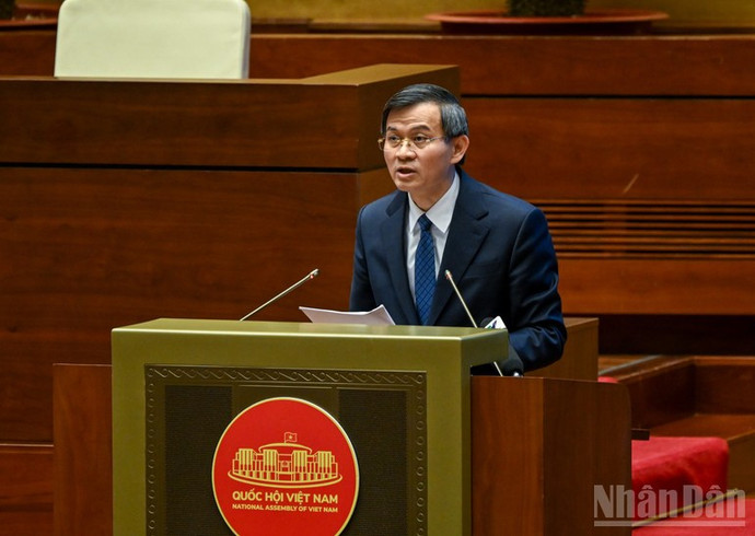 Đồng chí Đoàn Minh Huấn, Ủy viên Bộ Chính trị, Giám đốc Học viện Chính trị quốc gia Hồ Chí Minh truyền đạt chuyên đề tại hội nghị. (Ảnh: DUY LINH)