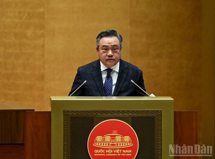 Đồng chí Trần Sỹ Thanh, Ủy viên Bộ Chính trị, Bí thư Trung ương Đảng, Chủ nhiệm Ủy ban Kiểm tra Trung ương truyền đạt chuyên đề tại hội nghị.