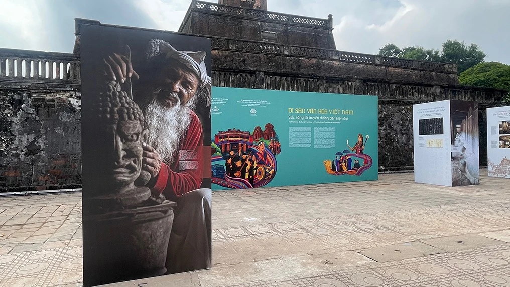 Triển lãm về di sản văn hóa tại Hoàng thành Thăng Long.