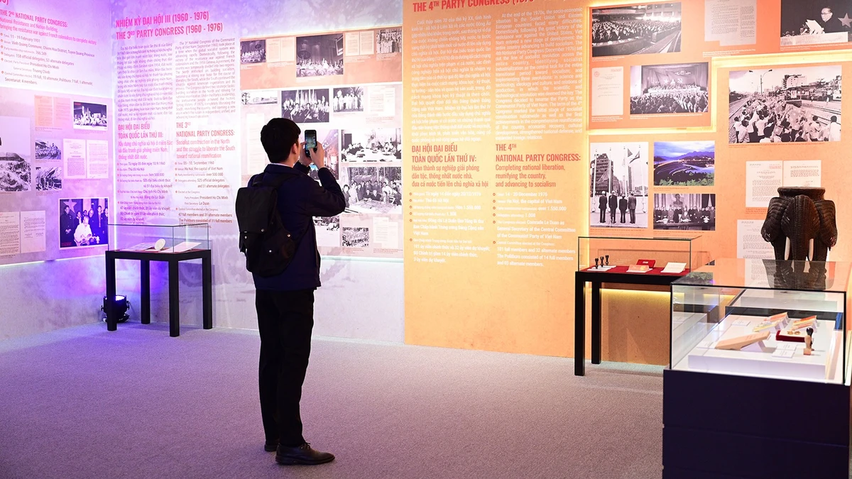 Triển lãm "Đảng Cộng sản Việt Nam - Từ Đại hội đến Đại hội". (Ảnh: HÀ AN)