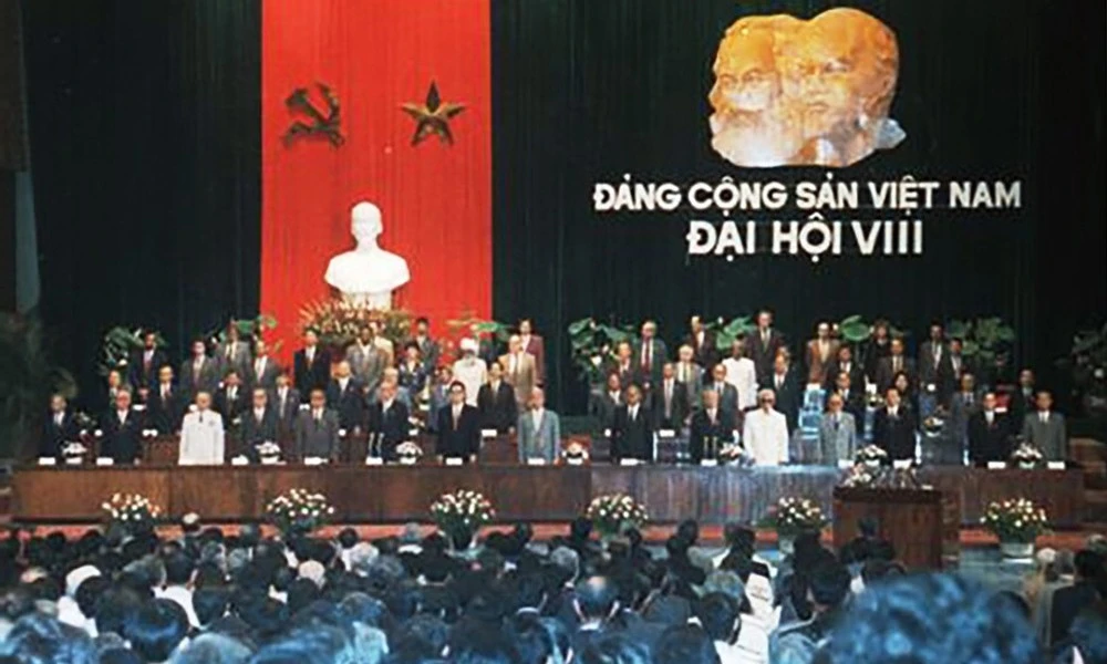 [Video] Dưới cờ vinh quang: Đại hội lần thứ VIII của Đảng - Tiếp tục đổi mới, đẩy mạnh công nghiệp hóa, hiện đại hóa đất nước