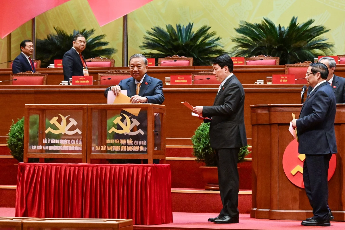 Tổng Bí thư Tô Lâm cùng các đồng chí lãnh đạo Đảng và Nhà nước bỏ phiếu bầu Ủy viên Trung ương chính thức và Ủy viên dự khuyết Ban Chấp hành Trung ương Đảng khóa XIV.