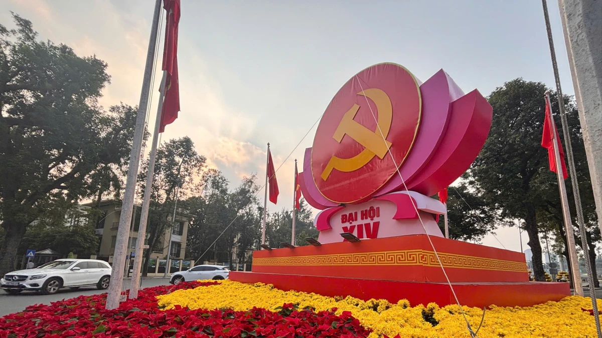 Thủ đô Hà Nội rực rỡ cờ, hoa, biểu ngữ chào mừng Đại hội XIV của Đảng. (Ảnh: HỒNG QUÂN)