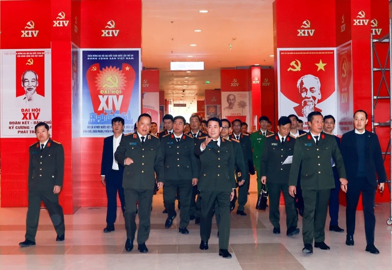 Thứ trưởng Công an Lê Quốc Hùng kiểm tra công tác bảo vệ Đại hội đại biểu lần thứ XIV của Đảng.
