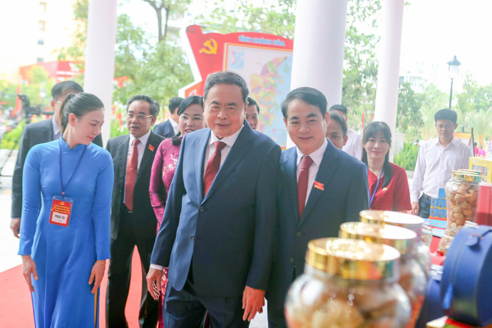 uy-vien-bo-chinh-tri-chu-tich-quoc-hoi-tran-thanh-man-tham-quan-cac-gian-hang-trung-bay-san-pham-dac-trung-cua-khanh-hoa.jpg
