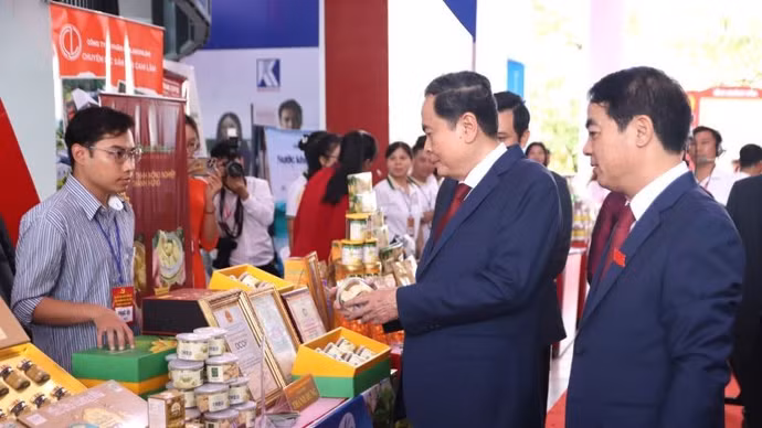 uy-vien-bo-chinh-tri-chu-tich-quoc-hoi-tran-thanh-man-tham-quan-cac-gian-hang-trung-bay-san-pham-dac-trung-cua-khanh-hoa-2.jpg