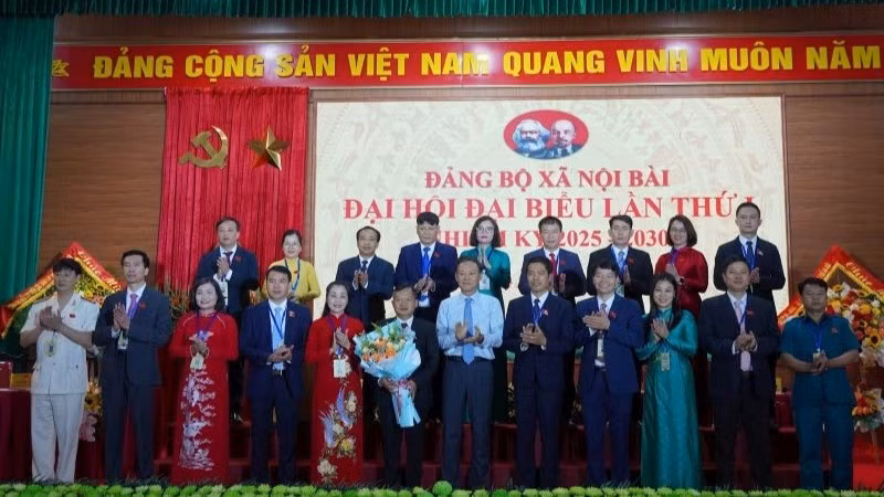 Ban Chấp hành Đảng bộ xã Nội Bài (Hà Nội) khóa I, nhiệm kỳ 2025-2030, ra mắt Đại hội. (Ảnh: HOÀNG SƠN)