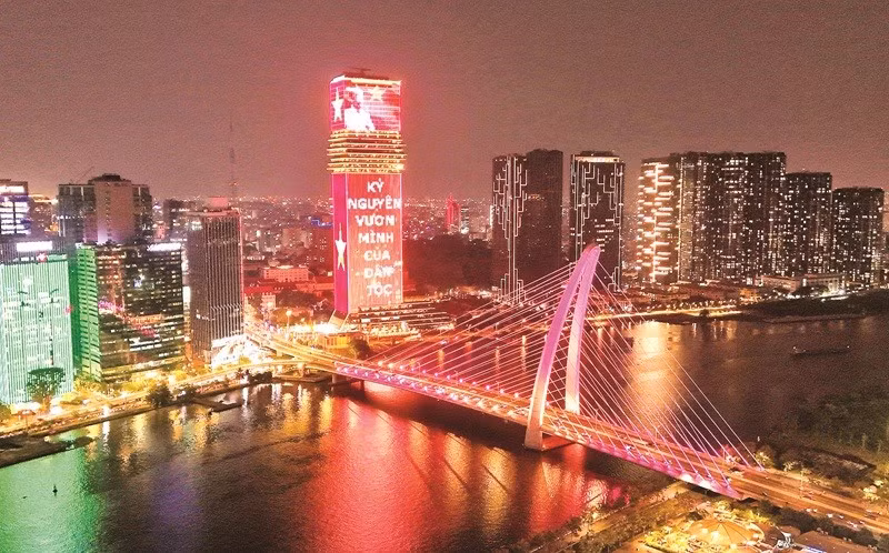 Thành phố Hồ Chí Minh lung linh sắc màu chào mừng Đại hội XIV của Đảng. (Ảnh HỒNG ĐẠT)