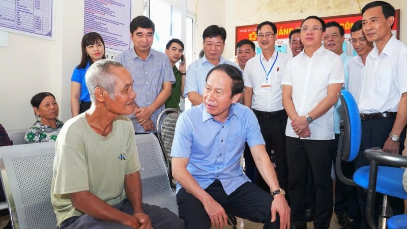 Đồng chí Bí thư Thành ủy Hải Phòng Lê Tiến Châu trò chuyện với người dân tại Trung tâm Phục vụ hành chính công xã Vĩnh Hải. (Ảnh: ĐÀM THANH)