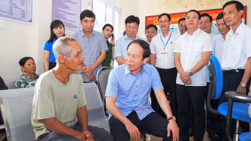 Đồng chí Bí thư Thành ủy Hải Phòng Lê Tiến Châu trò chuyện với người dân tại Trung tâm Phục vụ hành chính công xã Vĩnh Hải. (Ảnh: ĐÀM THANH)