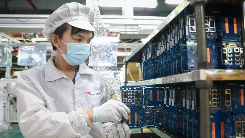 Sản xuất linh kiện điện tử tại khu công nghiệp – một trong những ngành mũi nhọn của tổ hợp công nghiệp vùng. 