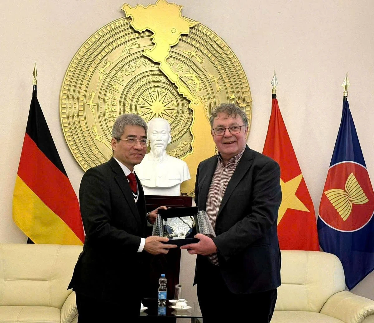 Đại sứ Nguyễn Đắc Thành và Chủ tịch Đảng Cộng sản Đức (DKP) Patrik Köbele. (Ảnh: Đại sứ quán Việt Nam tại Đức)