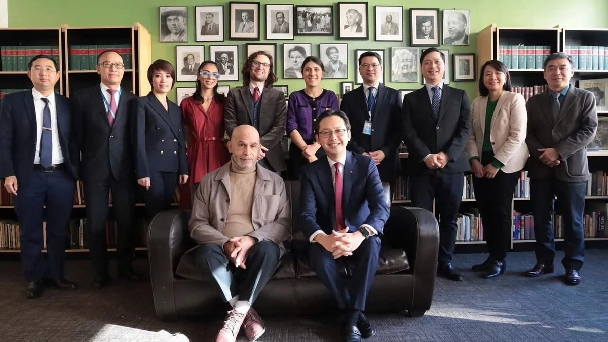 Đại sứ Đỗ Hùng Việt và các đồng nghiệp chụp ảnh kỷ niệm với một số lãnh đạo chủ chốt của Đảng Cộng sản Mỹ. (Ảnh: Phái đoàn Việt Nam tại Liên hợp quốc)