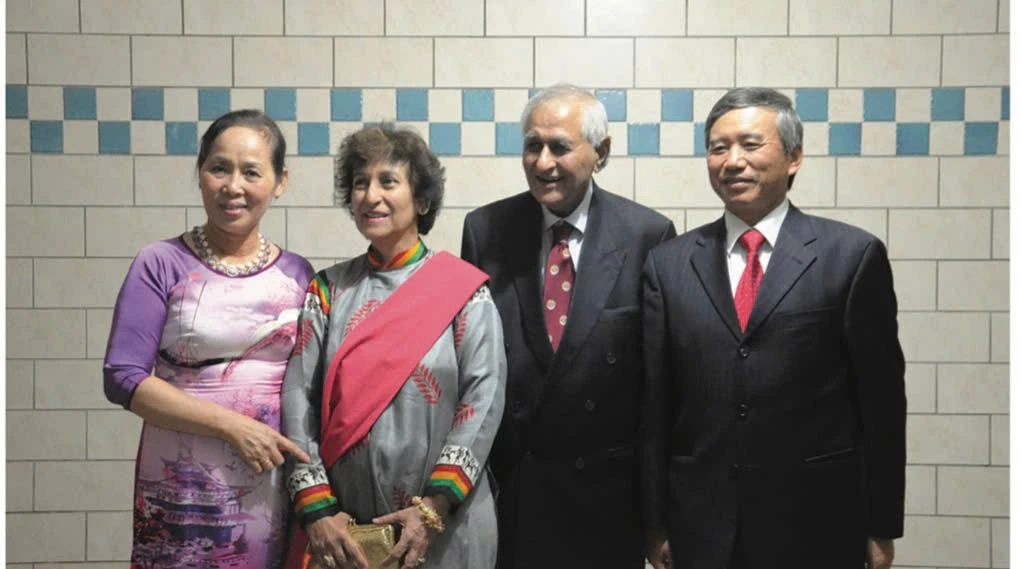 Ông Tariq Osman Hyder, cựu Đại sứ Pakistan tại Việt Nam (giai đoạn 1974-1976) cùng phu nhân chụp ảnh kỷ niệm với Đại sứ Nguyễn Xuân Lưu và phu nhân.(Ảnh do Đại sứ quán Việt Nam tại Pakistan cung cấp)