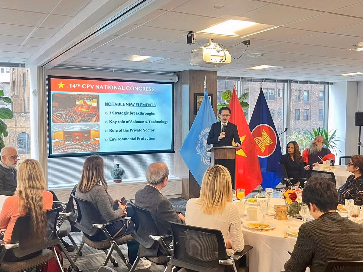 Đại sứ Đỗ Hùng Việt, Trưởng Phái đoàn Thường trực Việt Nam tại Liên hợp quốc chia sẻ thông tin về Đại hội lần thứ XIV của Đảng Cộng sản Việt Nam với đại diện các hãng thông tấn quốc tế thường trú tại New York.