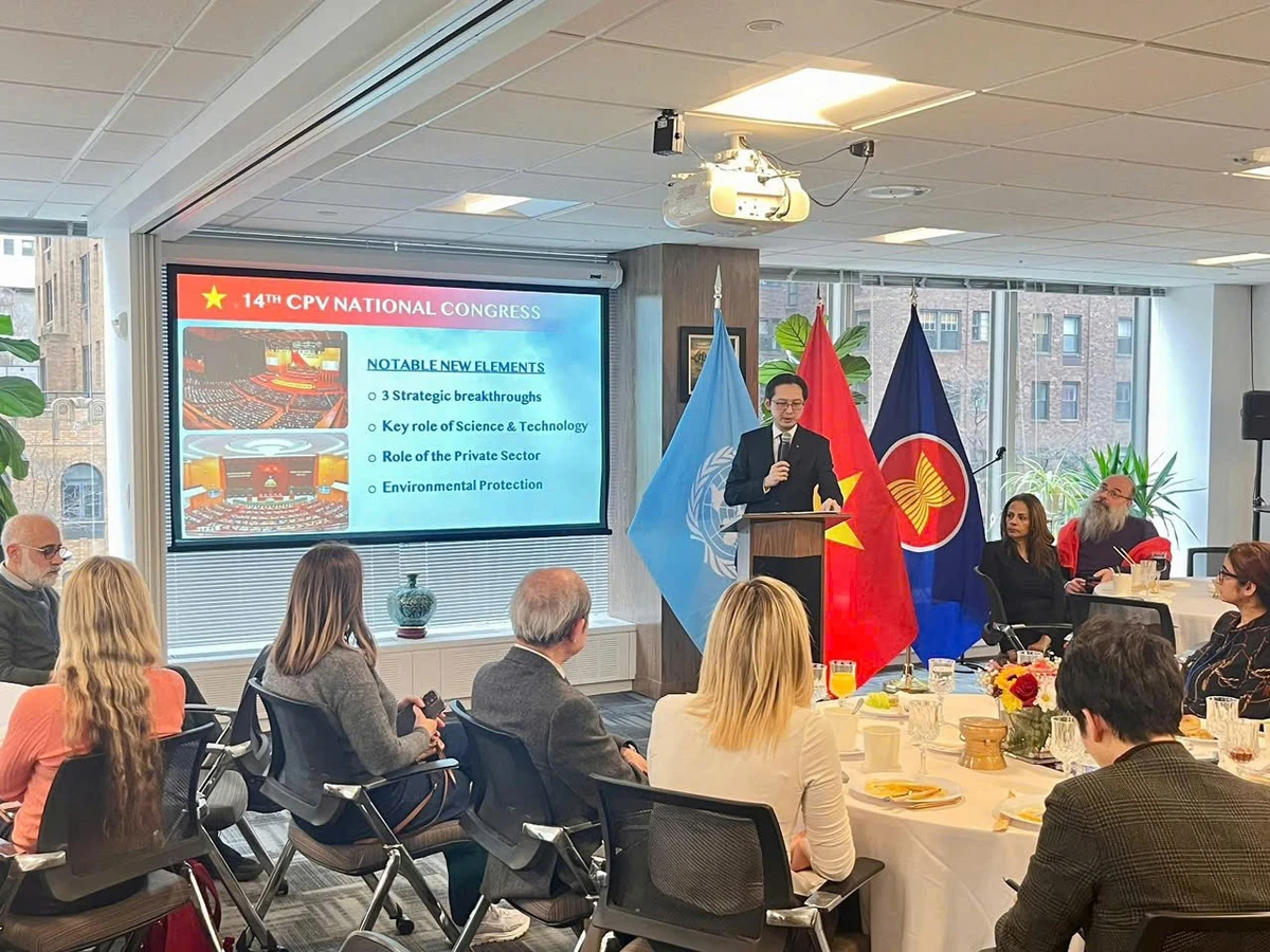 Đại sứ Đỗ Hùng Việt, Trưởng Phái đoàn Thường trực Việt Nam tại Liên hợp quốc chia sẻ thông tin về Đại hội lần thứ XIV của Đảng Cộng sản Việt Nam với đại diện các hãng thông tấn quốc tế thường trú tại New York.