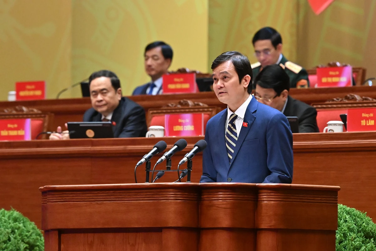 Đồng chí Bùi Quang Huy trình bày tham luận tại phiên thảo luận.