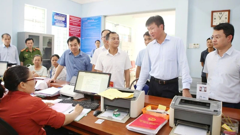 Chủ tịch Ủy ban nhân dân tỉnh Trần Huy Tuấn (thứ hai từ phải sang) kiểm tra việc thực hiện nhiệm vụ tại Trung tâm Phục vụ hành chính công xã Trịnh Tường. (Ảnh: Cổng thông tin điện tử tỉnh Lào Cai)