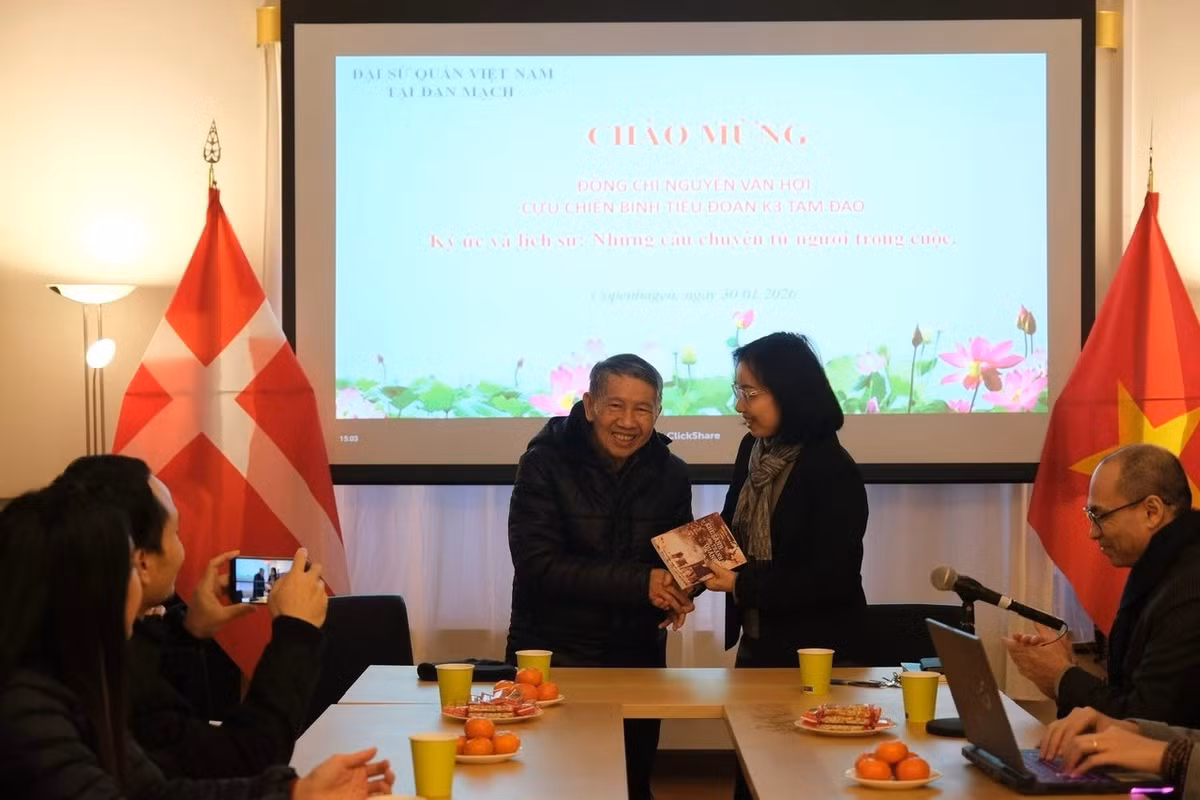 Cựu chiến binh Nguyễn Văn Hợi đã trân trọng trao tặng Đại sứ Nguyễn Lê Thanh cuốn nhật ký “Từ Khe Sanh đến Thành cổ Quảng Trị”. (Ảnh: Đại sứ quán Việt Nam tại Đan Mạch)