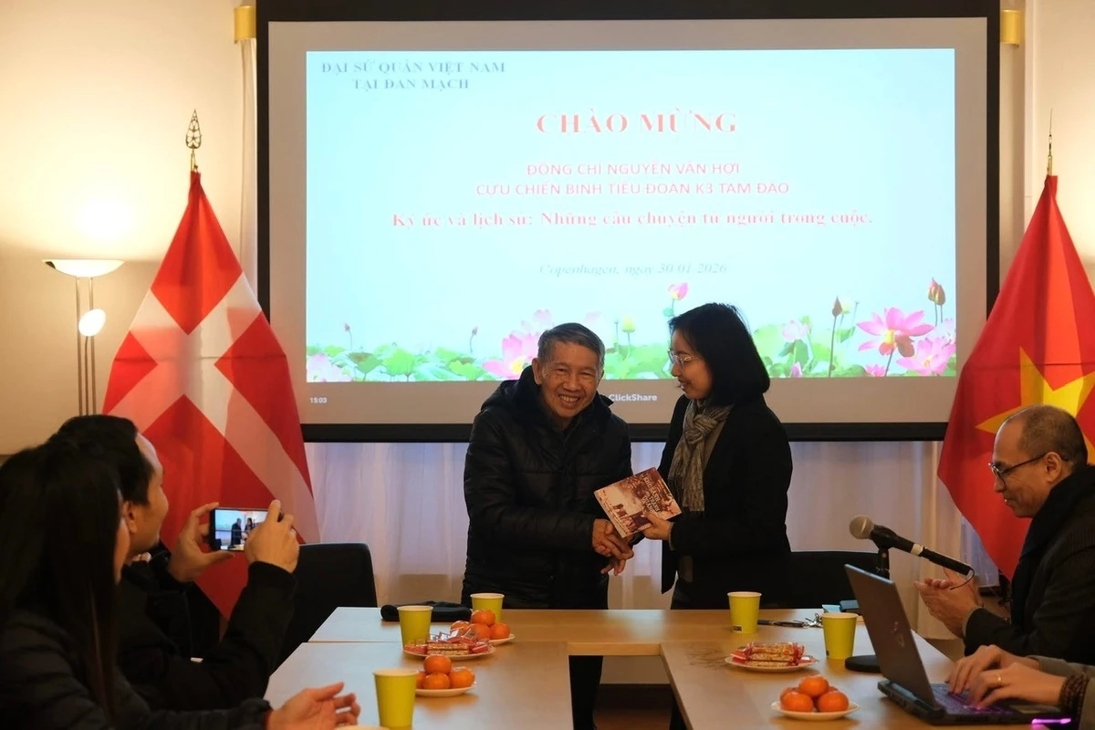 Cựu chiến binh Nguyễn Văn Hợi đã trân trọng trao tặng Đại sứ Nguyễn Lê Thanh cuốn nhật ký “Từ Khe Sanh đến Thành cổ Quảng Trị”. (Ảnh: Đại sứ quán Việt Nam tại Đan Mạch)