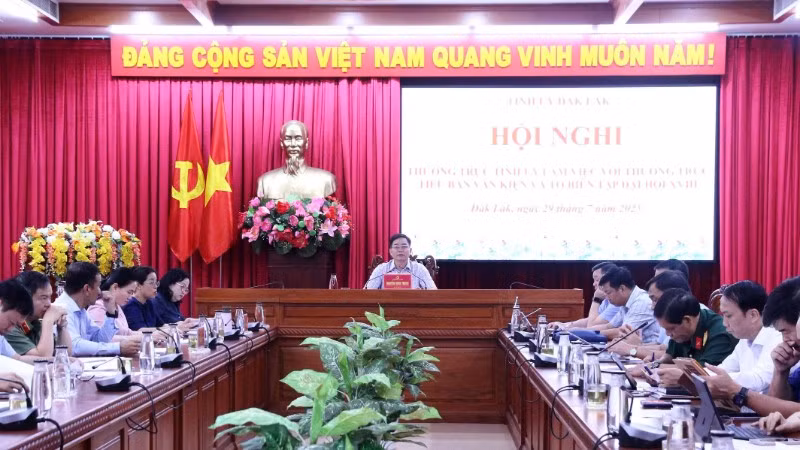 Một buổi làm việc giữa Thường trực Tỉnh ủy Đắk Lắk với Tiểu ban văn kiện Đại hội đại biểu tỉnh Đắk Lắk nhiệm kỳ 2025-2030. (Ảnh: KIM BẢO)