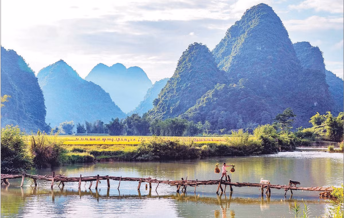 Với quần thể thiên nhiên tuyệt đẹp, suối, thác đẹp như tranh vẽ, vùng đất Cao Bằng đang trở thành điểm đến thu hút đông khách du lịch. (Ảnh: ĐĂNG ANH)