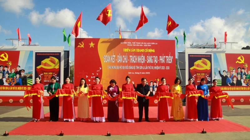 Các đại biểu cắt băng khai mạc Triển lãm pano tranh cổ động tuyên truyền chào mừng Đại hội đại biểu Đảng bộ tỉnh Sơn La.
