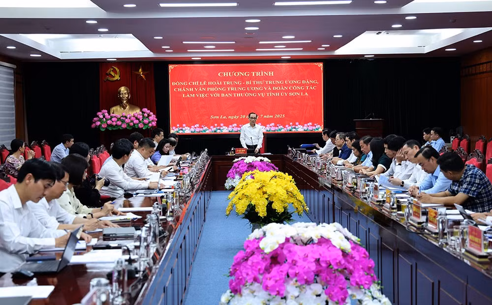 Đồng chí Lê Hoài Trung, Bí thư Trung ương Đảng, Chánh Văn phòng Trung ương Đảng làm việc với Ban Thường vụ Tỉnh ủy Sơn La.