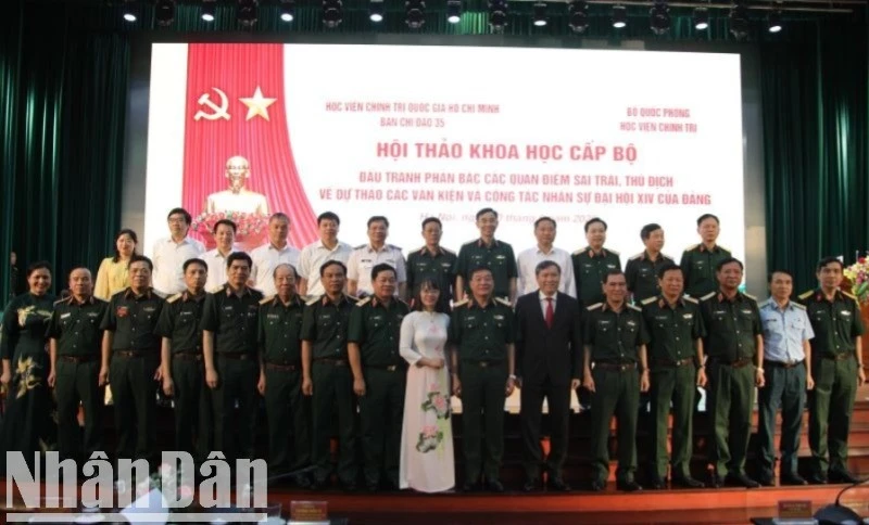 Đại biểu chụp ảnh chung tại hội thảo.