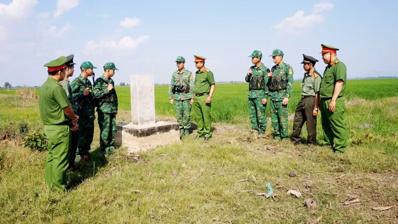 Lực lượng Công an xã Giang Thành và Bộ đội Biên phòng cửa khẩu Giang Thành kiểm tra cột mốc 294 giáp biên giới Campuchia.