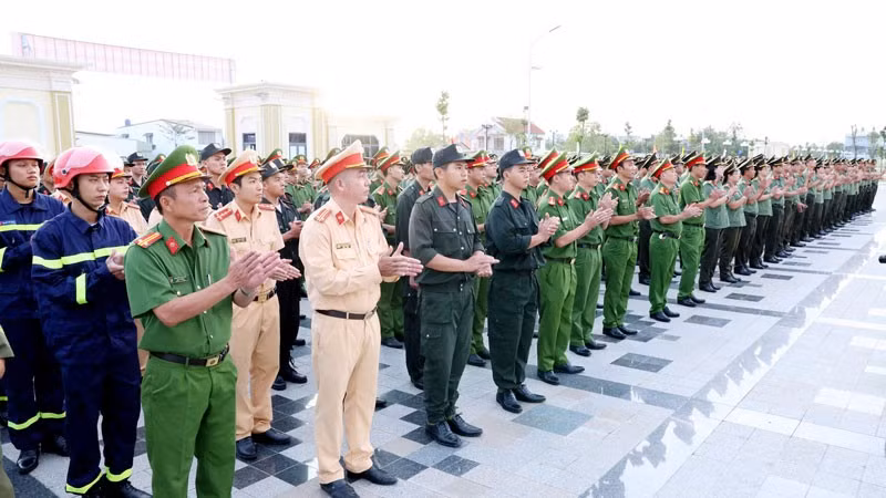 Các khối lực lượng trong lễ xuất quân lên đường thực hiện nhiệm vụ.