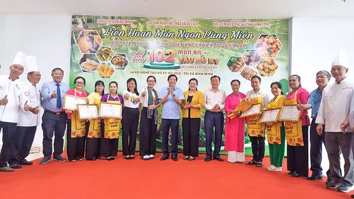 anh-2-trao-giai-cac-doi-dat-giai-tai-hoi-thi.jpg