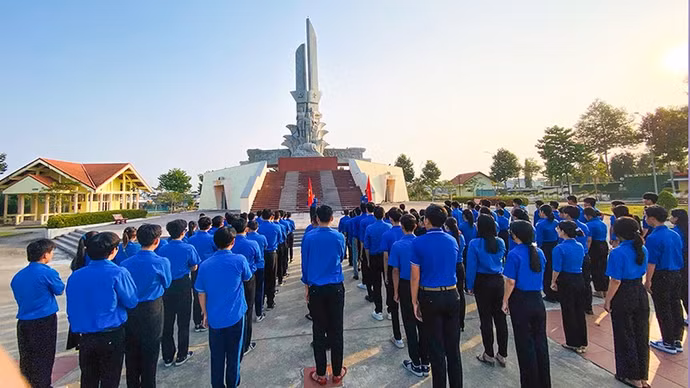 anh-1-doan-vien-thanh-nien-chao-co.jpg